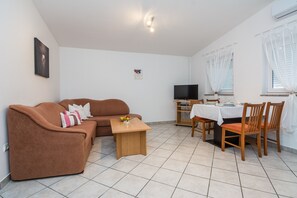 Classic Apartment, 2 Bedrooms (A1 tip 4) | Living area | Flat-screen TV