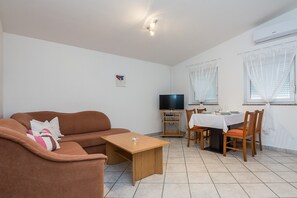 Classic Apartment, 2 Bedrooms (A1 tip 4) | Living area | Flat-screen TV