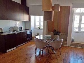 Een koelkast, een magnetron, een oven, een kookplaat