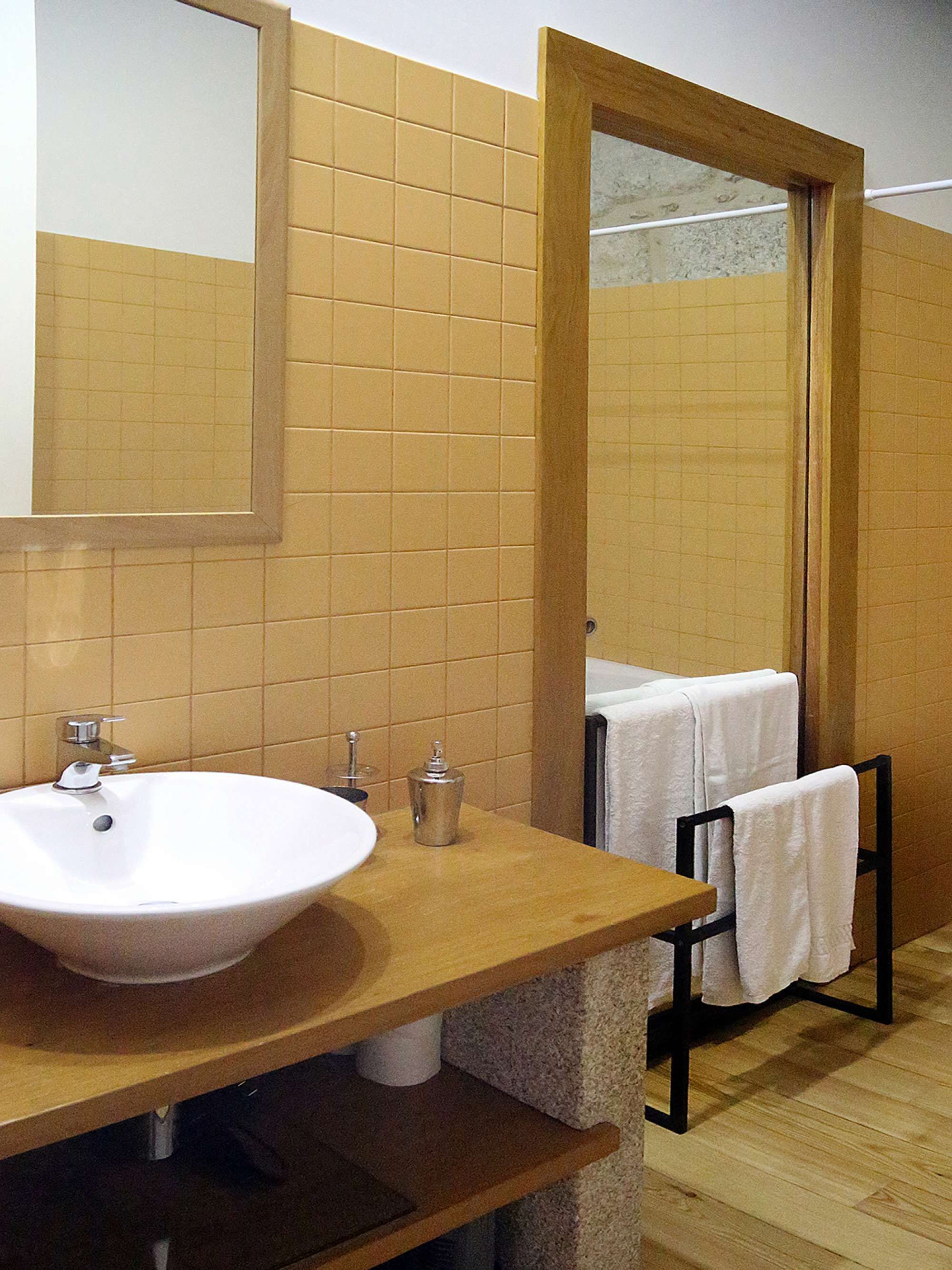 Ein Badezimmer mit Waschbecken, Spiegel und Holzschrank.