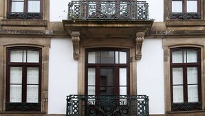 Un edificio de varios pisos con una tienda boutique en la planta baja llamada 'Prana Bazaar'.