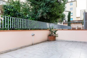 Property grounds - GuestHost - Comfortable 50sqm apartment with tiled patio that can accommodate up to 4 people. Located on the ground floor of a modern building of recent construction, the apartment is equipped with private parking space for a motorbike (inside the patio) (Firenze)