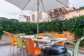 Outdoor dining - GuestHost - Comfortable 50sqm apartment with tiled patio that can accommodate up to 4 people. Located on the ground floor of a modern building of recent construction, the apartment is equipped with private parking space for a motorbike (inside the patio) (Firenze)