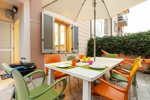 Outdoor dining - GuestHost - Comfortable 50sqm apartment with tiled patio that can accommodate up to 4 people. Located on the ground floor of a modern building of recent construction, the apartment is equipped with private parking space for a motorbike (inside the patio) (Firenze)