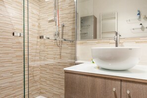 Dusj, hårføner og bidé