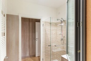 Shower, hair dryer, bidet - GuestHost - Comfortable 50sqm apartment with tiled patio that can accommodate up to 4 people. Located on the ground floor of a modern building of recent construction, the apartment is equipped with private parking space for a motorbike (inside the patio) (Firenze)
