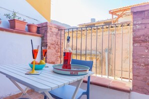 Outdoor dining - Bright 40sqm apartment with terrace that can accommodate up to 4 people. Located on the second floor, without lift, of a typical old Syracusan building, the apartment is located in the heart of Ortigia, a few steps away from San Pietro Apostolo Church an (Siracusa)