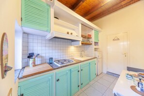Jääkaappi, mikroaaltouuni, liesi, astianpesukone