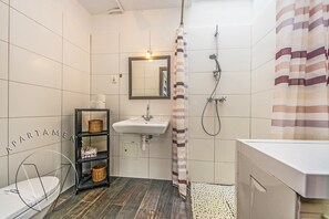 Studio | Badrum | Dusch, hårtork, handdukar och schampo