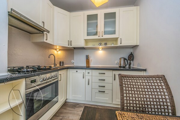 Studio | Eget kök | Kylskåp, ugn, vattenkokare och frys