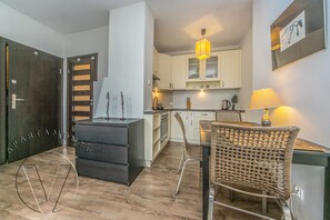 Studio | Privékeuken | Een koelkast, een oven, een waterkoker, een diepvriezer