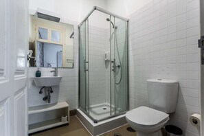 Combined shower/bathtub, hair dryer, towels