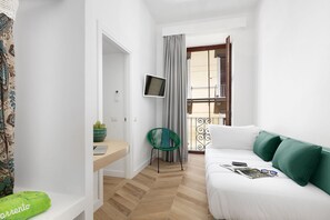 A modern bedroom with a bed, a desk, a chair, and a TV. - Casa 80 (Sorrento)
