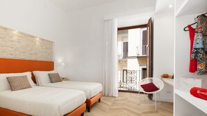 A hotel room with two beds, a wardrobe, and a balcony with a railing. - Casa 80 (Sorrento)