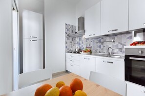 Apartment, 1 Schlafzimmer | Eigene Kochnische | Großer Kühlschrank, Mikrowelle, Ofen, Herdplatte
