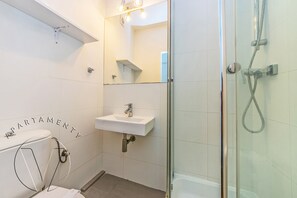 Studio | Badezimmer | Dusche, Haartrockner, Handtücher, Shampoo