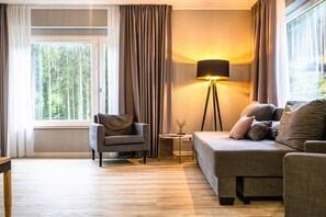 Appartement, 2 chambres | Salle de séjour | Télévision à écran plat