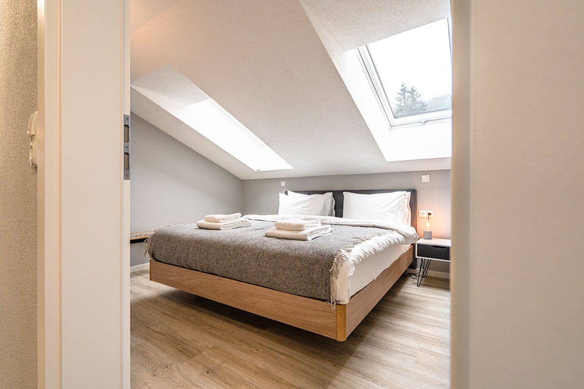 Superior-Apartment | Allergikerbettwaren, Bügeleisen/Bügelbrett, kostenloses WLAN, Bettwäsche