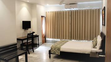 Executive Room, Balcony | Premium bedding, down duvets, desk, laptop workspace