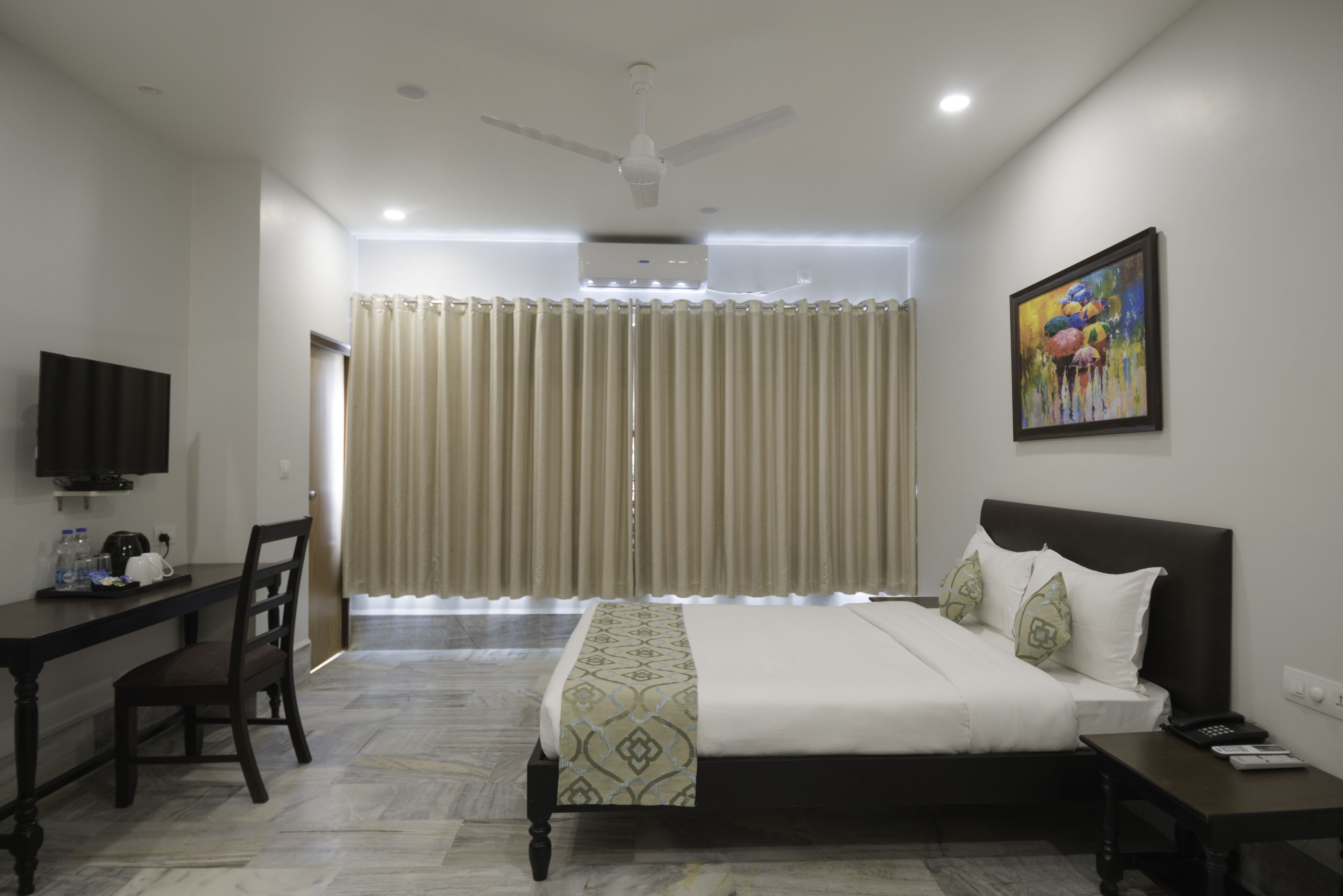 Executive-Zimmer, Balkon | Hochwertige Bettwaren, Daunenbettdecken, Schreibtisch