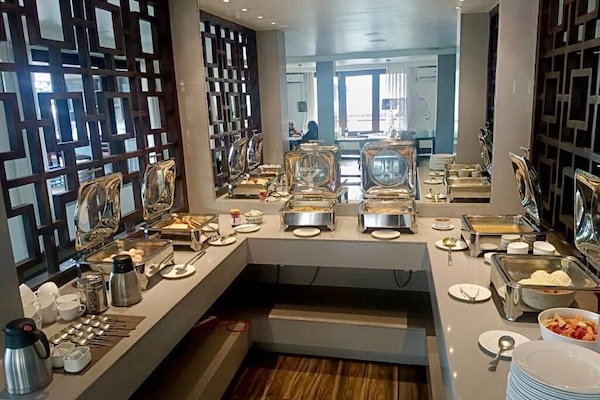 بوفيه فطور يوميًا بتكلفة قدرها (5 USD للشخص)