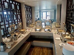 Desayuno buffet diario (USD 5 por persona)