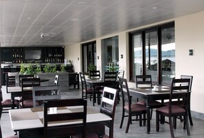 تقديم الإفطار والغداء والعشاء