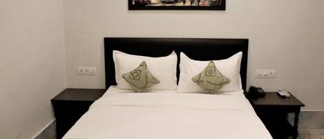 Habitación Deluxe, balcón | Ropa de cama de alta calidad, edredón y escritorio