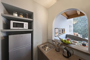 Refrigerador con congelador, microondas y parrilla de estufa 