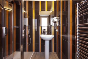 Bruser, hårtørrer, bidet, håndklæder