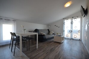 Apartment A1 | Zona de estar | Una televisión de pantalla plana