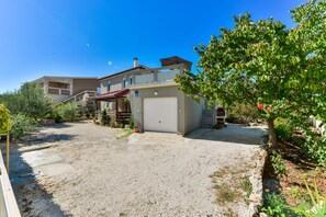 Free self-parking - Apartment Radicevic (Vir)