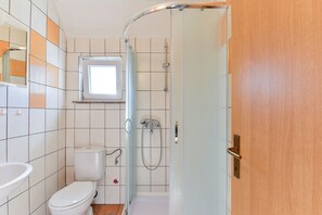 Apartment A1 | 浴室 | 淋浴設備、吹風機、毛巾、肥皂