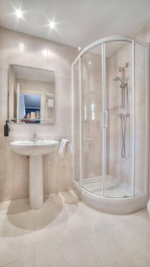 Shower, hair dryer, towels - Pura Vida Pirineos (Jaca)