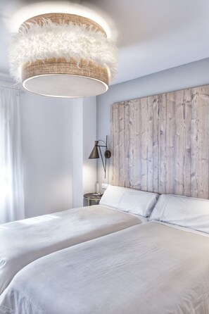 Down comforters, individually decorated, individually furnished, desk - Pura Vida Pirineos (Jaca)
