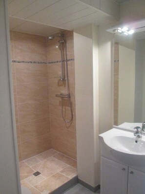 Dusche, Haartrockner, Toilettenpapier
