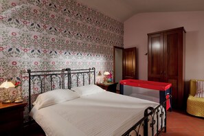 2 bedrooms, desk, iron/ironing board, travel cot - Near Pisa & Lucca - Olive Grove House & Superb Pool  Views of The Leaning Tower  (Pugnano, San Giuliano Terme, Pisa)