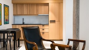 Superior Studio, 1 King Bed, City View | Private kitchen