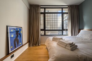 2 Bedroom Family Apartment with City View | Ropa de cama de alta calidad, edredón y camas con pillow-top 