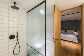 Douche, douche à « effet pluie », articles de toilette de luxe
