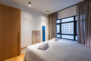 Apartamento luxo, 1 quarto | 1 quarto, roupas de cama premium, edredons de pluma