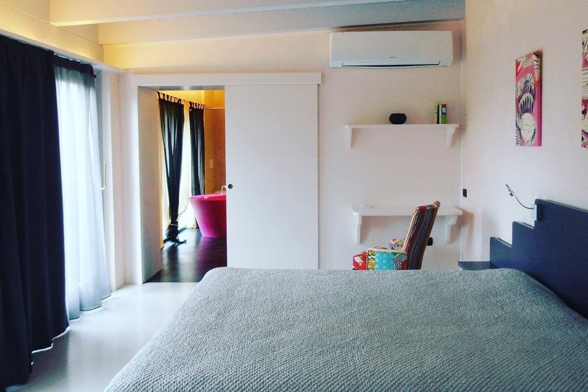 Minibar, caja de seguridad en la habitación y decoración personalizada