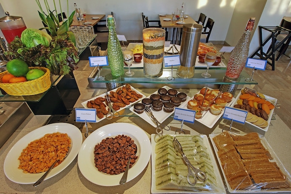 Desayuno buffet diario (INR 500 por persona)