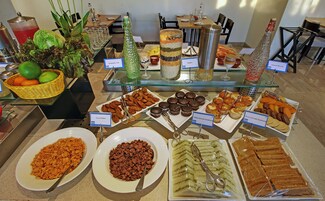 Café da manhã com buffet todos os dias (INR 500 por pessoa) 