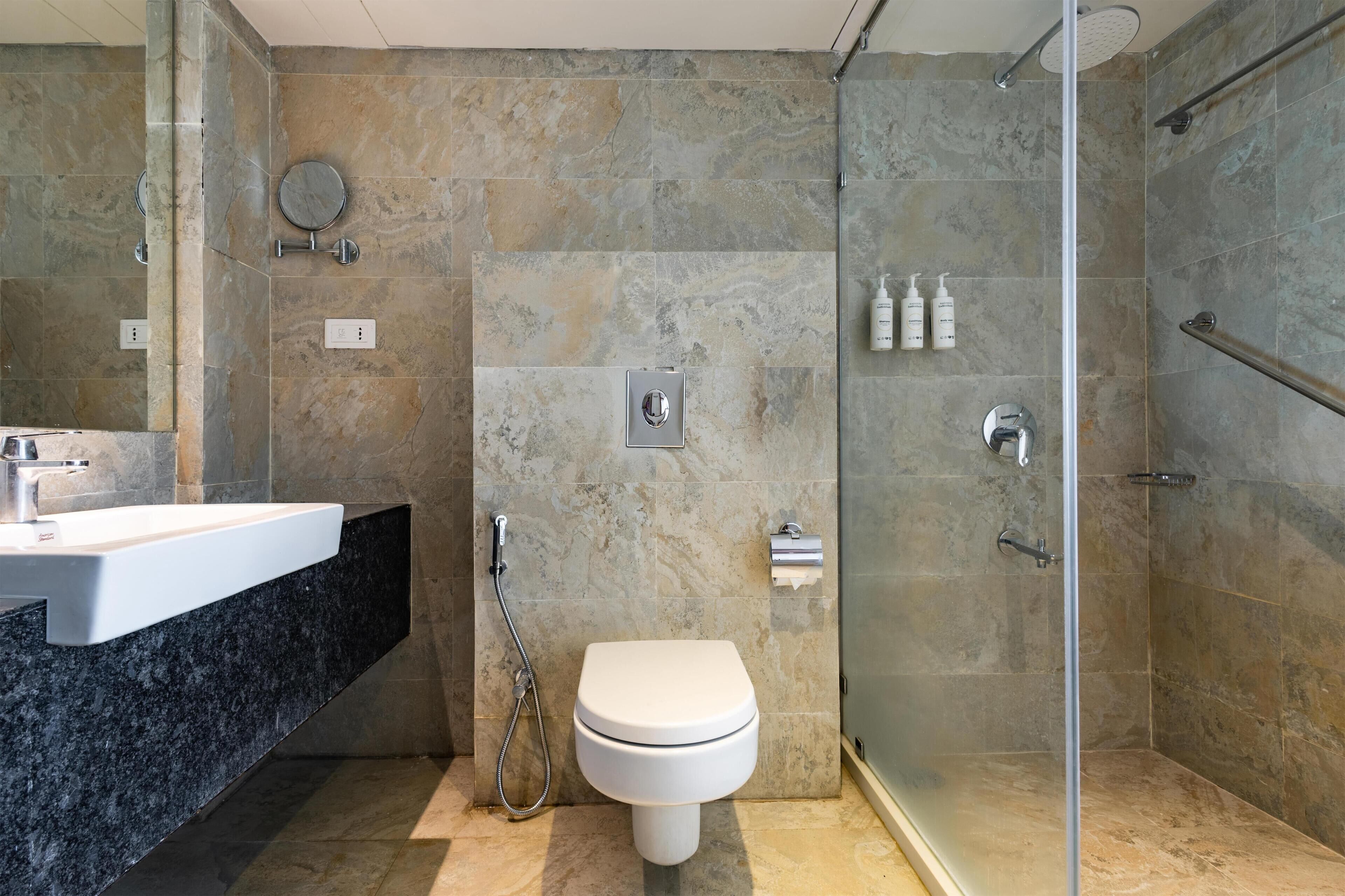 Deluxe Room | Bathroom | Shower, rainfall showerhead, free toiletries, hair dryer