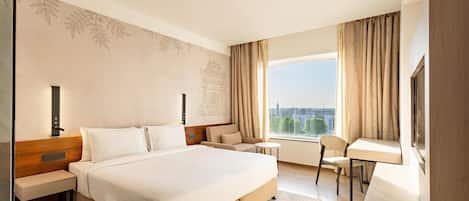 Rom – standard | Individuelt dekorert, skrivebord og sengetøy