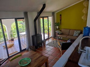 Fernseher, Kamin, DVD-Player, BĂŒcher