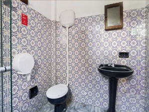 Triple Room, Multiple Beds | Bathroom | Shower, towels, soap, shampoo - Porto Summer (Porto Seguro)