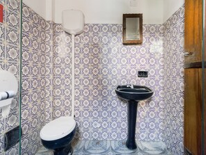Triple Room, Multiple Beds | Bathroom | Shower, towels, soap, shampoo - Porto Summer (Porto Seguro)