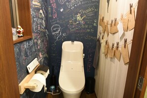 Douche, sèche-cheveux, bidet, serviettes fournies